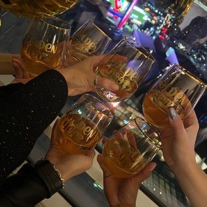 Gold glass cups with golden year vinyl